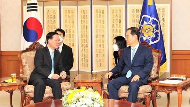 越共中央书记处常务书记武文赏会见韩国总理韩德洙。