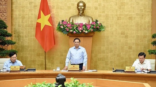 越南政府总理范明正8月3日以线上线下相结合方式主持召开2022年7月政府例行会议。