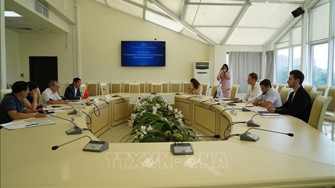 越南代表团与俄罗斯克拉斯诺达尔省代表举行圆桌会议。