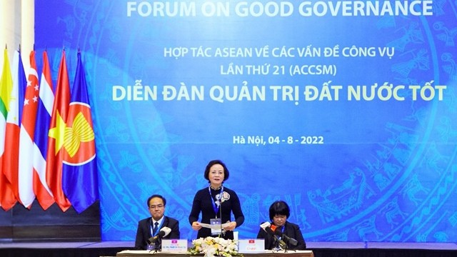 越南内政部部长范氏青茶主持论坛。