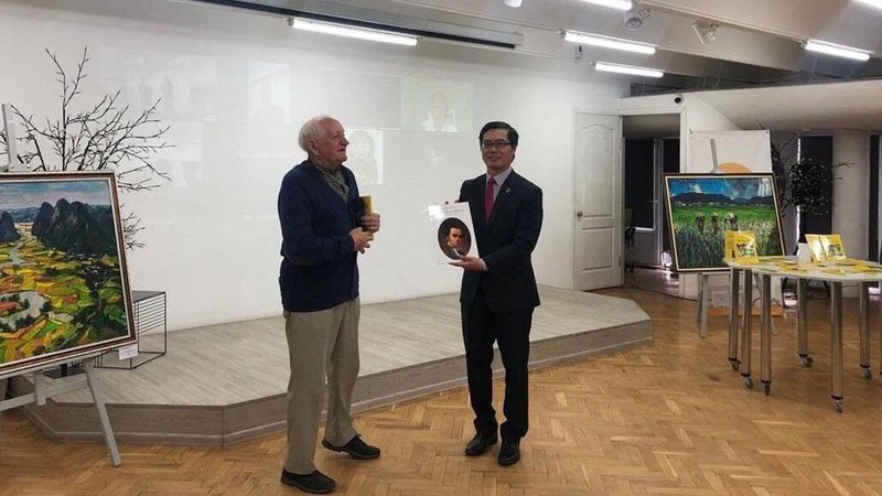 瓦西里·涅沃洛夫教授向阮红石大使赠送舍甫琴科诗集。