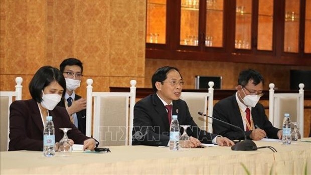 越南外交部长裴青山率领越南代表团出席东亚峰会（EAS）外长会议。（图片来源：越通社）