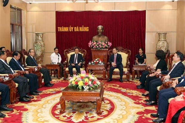  岘港市委书记阮文广会见老挝人民革命党中央委员、沙湾拿吉省委书记兼省长伞迪帕·丰威汉。