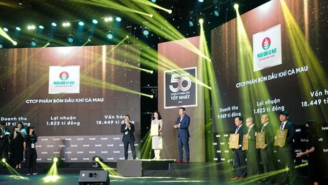 金瓯石油化肥股份公司代表上台领取2022年越南最佳上市公司50强榜单纪念章。（图片来源：PVCFC）