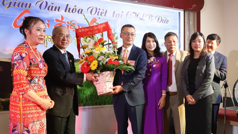 越南驻德大使武光明向越南文化空间送花祝贺。