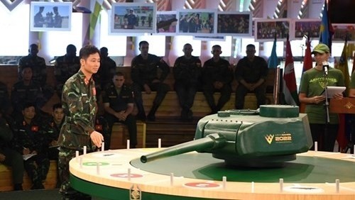 越南坦克参赛队队长武伯长进行抽签。（图片来源：人民军队报）