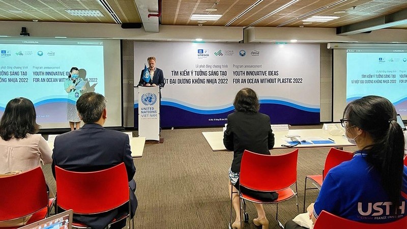 联合国教科文组织驻越南首席代表克里斯蒂安·曼哈特发起“2022 年无塑料海洋创意计划”。
