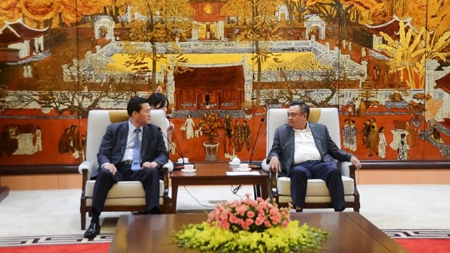 河内市人民委员会主席陈士青会见韩国越南文化交流协会会长金吉秀。