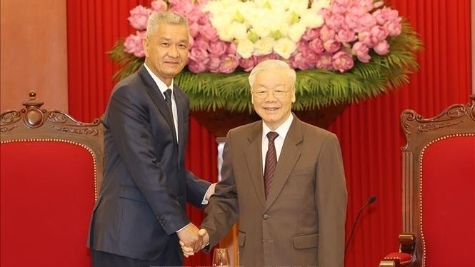 越共中央总书记阮富仲会见阿努哈普•图纳洛姆先生。（图片来源：越通社）
