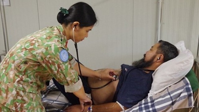 患者接受越南四号二级野战医院的热情照顾。（图片来源：人民军队报）