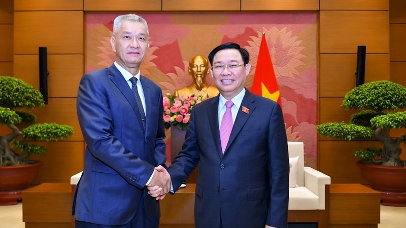 越南国会主席王廷惠会见阿努哈普•图纳洛姆先生。（图片来源：人民军队报）