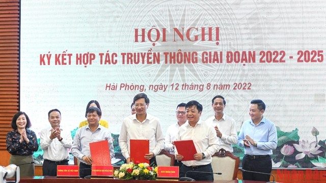 越南海防市人民委员会与《人民报》社和越南通讯社2022-2025年传媒合作协议签字仪式。