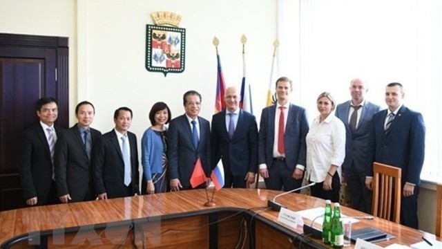 越南驻俄罗斯大使邓明魁与俄罗斯克拉斯诺达尔省领导合影。