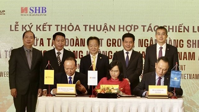 越南航空公司在河内与T&T集团和SHB银行签署战略合作协议。（图片来源：越通社）