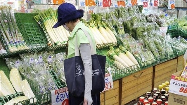 日本人民在超市购物。（图片来源：Kyodo）