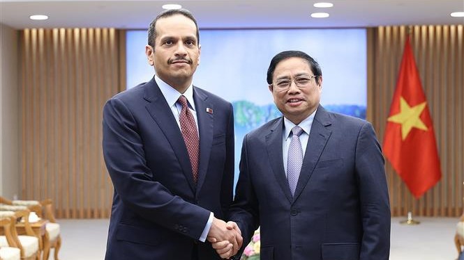 范明正总理会见卡塔尔外交大臣穆罕默德。（图片来源：越通社）