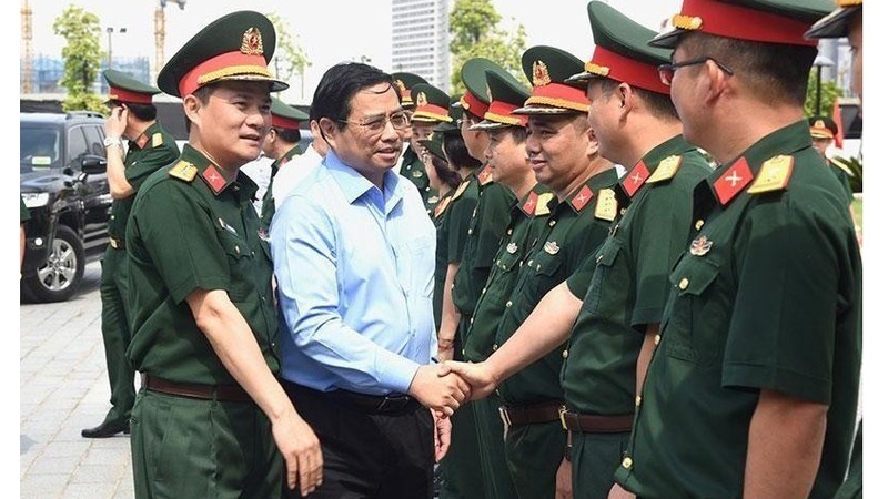 越南政府总理范明正来到军队电信工业集团进行调研。