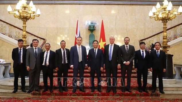 越共中央经济委员会主任陈俊英率团访问英国。