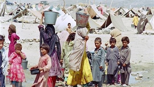 阿富汗贾拉拉巴德的一个难民营的妇女和儿童。