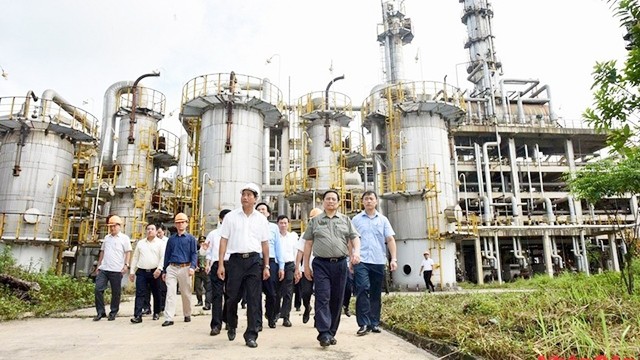 范明正总理视察河北氮肥厂改造扩建项目。（图片来源：陈海 摄）
