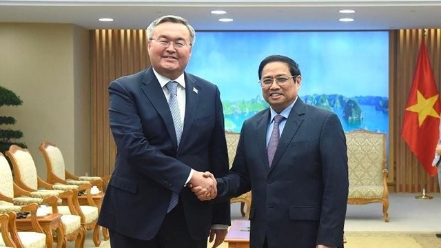 范明正总理会见哈萨克斯坦政府副总理兼外交部部长穆赫塔尔·特列乌别尔季。（图片来源：陈海 摄）