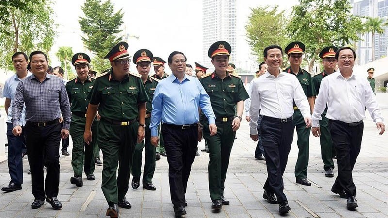 范明正总理一行走访越南军队工业-电信集团。（陈海 摄）