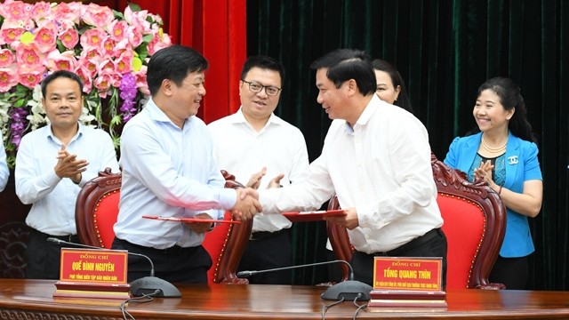 《人民报》社和宁平省签署联合宣传计划。
