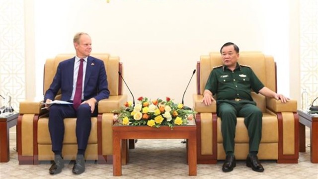 越南国防部副部长黄春战上将在国防部总部会见英国内阁大臣马修·瑞克罗夫特。