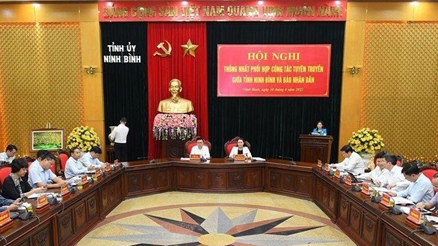 《人民报》社工作代表团与宁平省领导代表举行会议。（图片来源：成达 摄）