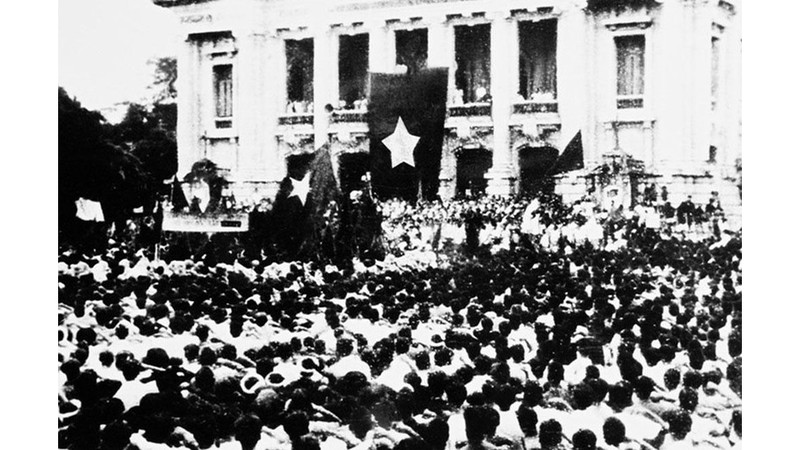 1945年8月19日在大剧院广场上举行的集会。（图片来源：资料图）