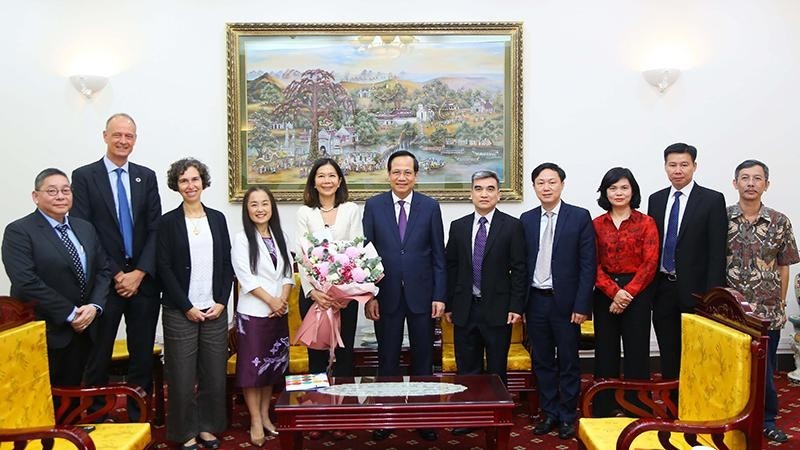越南劳动荣军与社会部部长陶玉蓉会见联合国驻越南协调员宝琳·塔梅西斯。