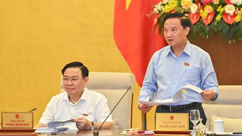 国会副主席阮克定发言。