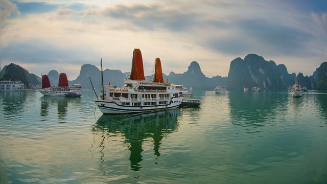 越南广宁省下龙湾美景。
