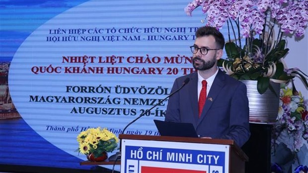匈牙利驻胡志明市副总领事彼得·帕丘克发表讲话。