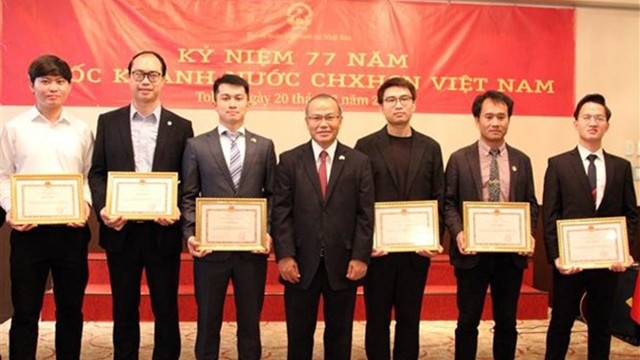  武宏南大使向为旅日越南人群作出诸多贡献的集体和个人颁发奖状。