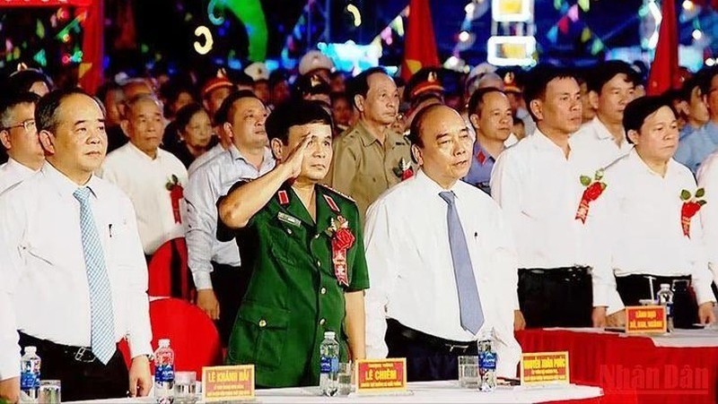 阮春福主席和各位代表出席仪式。