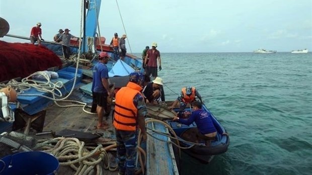 越南海军军种129号海团积极协助在长沙群岛海域遇险的渔船