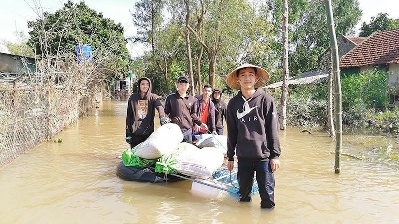 老挝留学生帮助河静省克服自然灾害后果。