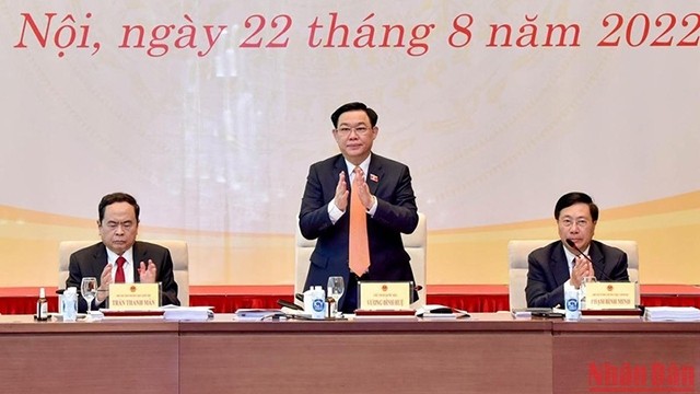 国会主席王廷惠，国会常务副主席陈青敏，政府常务副总理范平明共同主持会议。