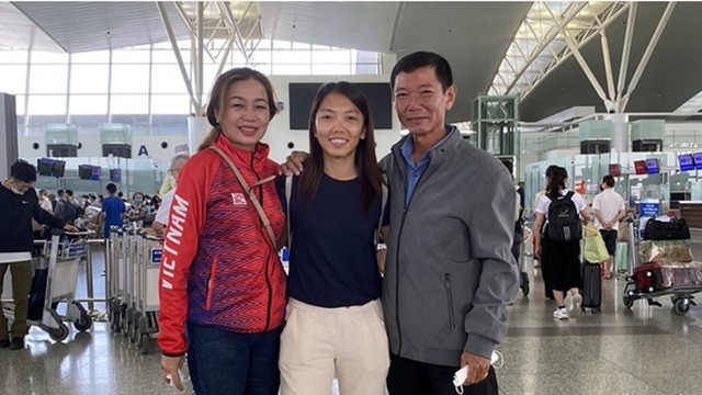 黄茹（中）跟父母在机场合影。