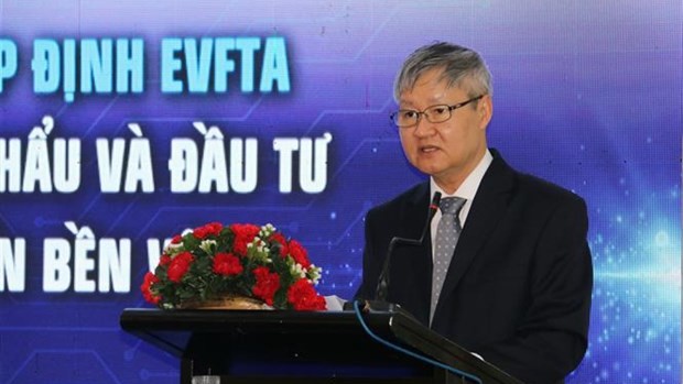 越南工商会副主席武新成在研讨会上发表讲话。