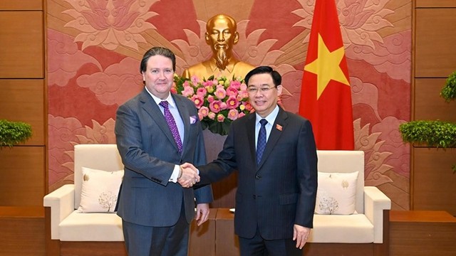 越南国会主席王廷惠会见美国驻越大使马克·埃文斯·纳珀。（维灵 摄）