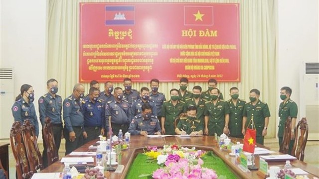 多农省边防部队指挥部与柬埔寨蒙多基里省宪兵司令部签署会谈纪要。
