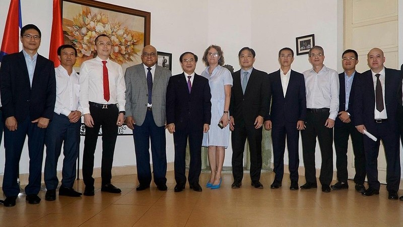 越南驻古巴大使和建设部副部长阮文生与企业代表合影。（图片来源：建设部）
