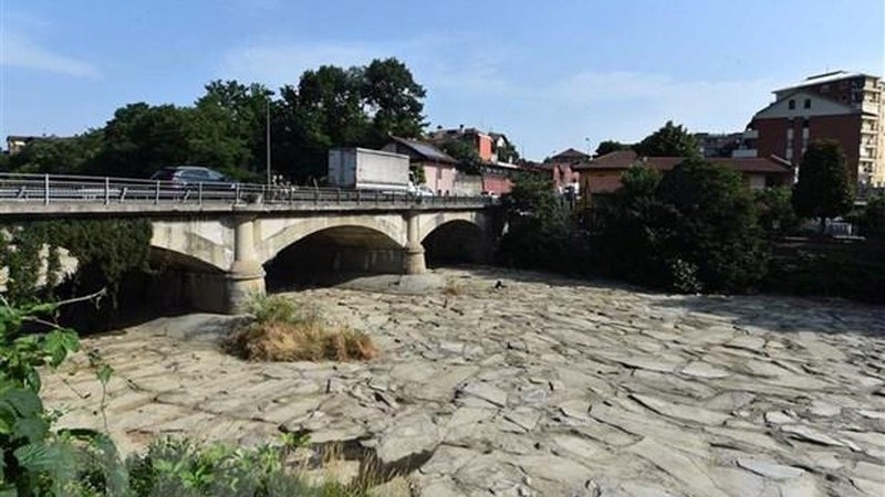 意大利都灵的河床因干旱而干涸的。 （图片来源：新华社/越通社）