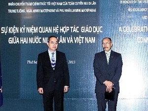阮善仁副总理与迈特帕里总督出席纪念典礼。 (Photo: 图片来源：越通社)