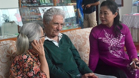 越南科学家与外国科学家亲切交谈。 (Photo: 图片来源：VOV)