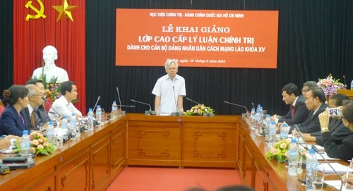 胡志明政治行政学院院长谢玉晋教授在开班仪式上发表讲话。 (Photo: 图片来源：CPV)