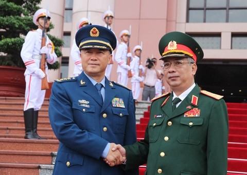 图一：阮志咏上将9月3日在国防部总部迎接马晓天上将。 (Photo: 图片来源：越南快讯报网  阮兴 摄)