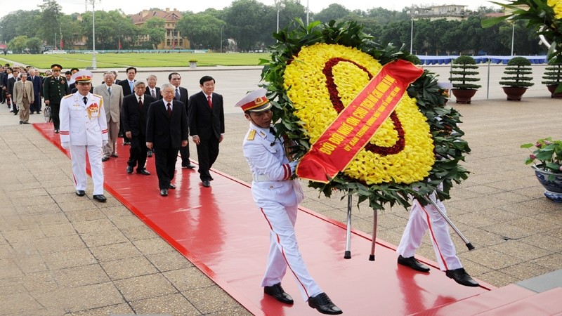 阮富仲总书记等领导人向胡志明主席敬献花圈。 (Photo: 陈海 摄)